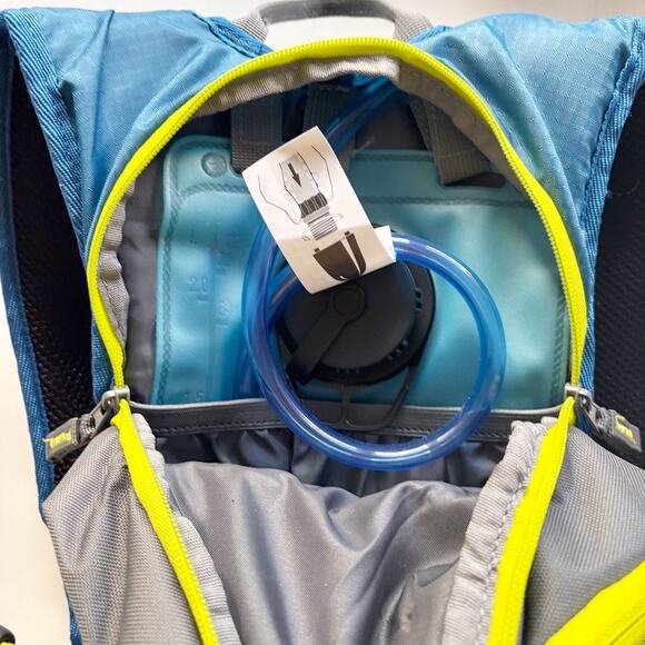Coleman Revel Hydration Pack 8L Blue Yellow Gray BRAND NEW Water Bladder Sealed - Picture 11 of 13